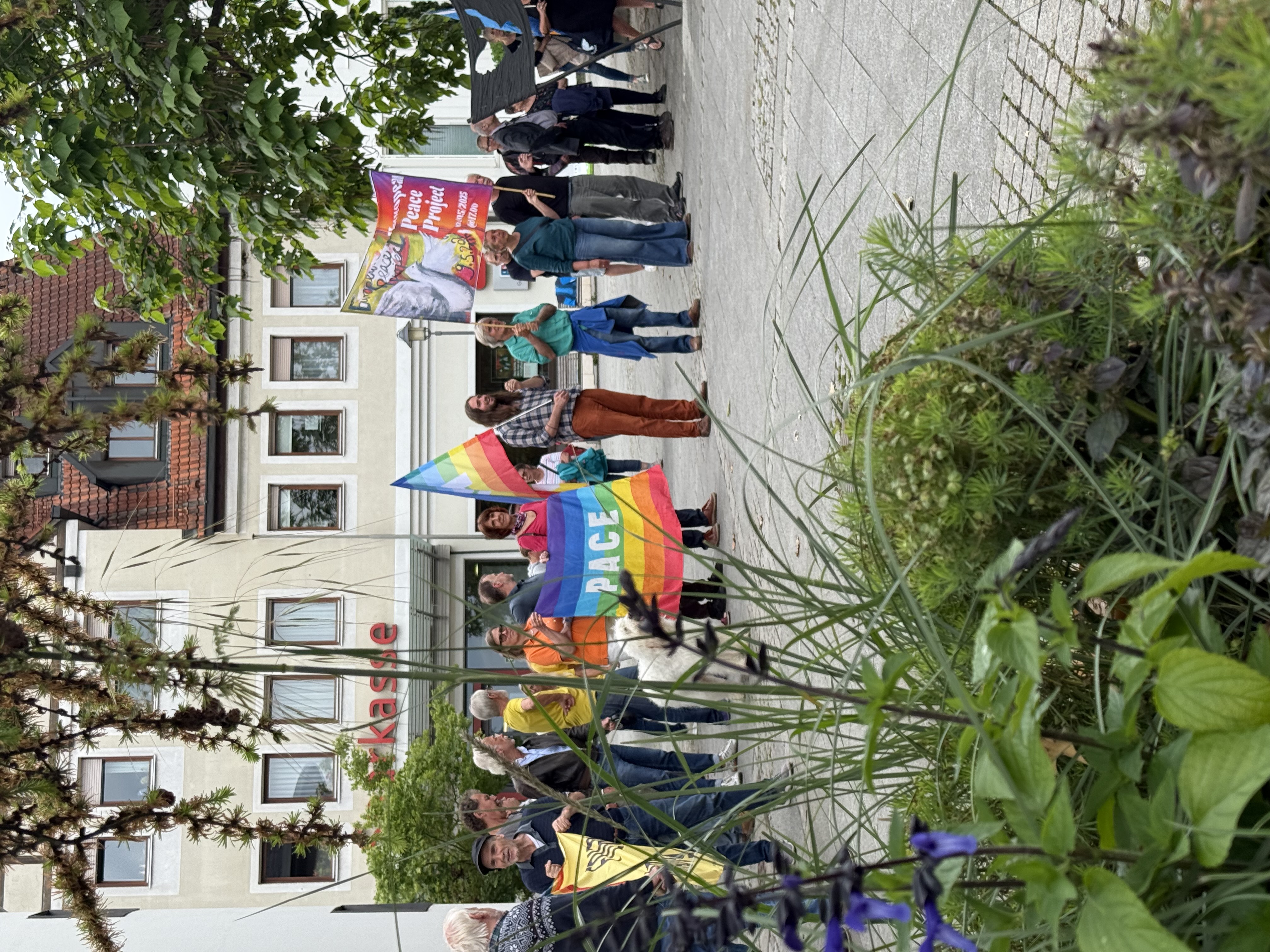 Mahnwache der Friedensinitiative Langenau auf dem Marktplatz, Menschen mit Friedensfahnen